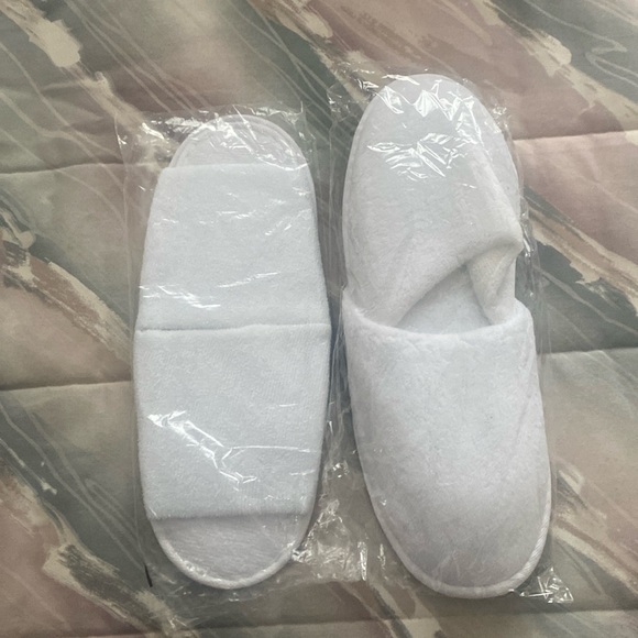 2 pair Hotel slippers. Great for guests or for traveling NWT open & closed toe. - Picture 3 of 7